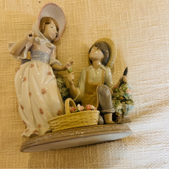 Lladro Porcelain Figurine “For You” Retired #5453 Boy & Girl 9 H” Flowers - Picture 8 of 10